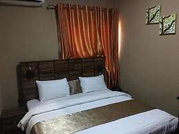 Momak 5 Hotel and Suites