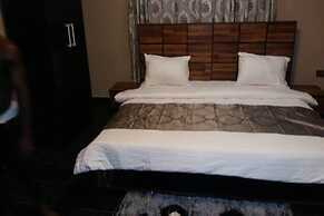 Momak 6 Hotel & Suites
