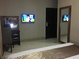 Momak 6 Hotel & Suites