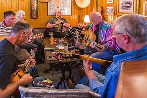 Invershin Hotel Bunkhouse & Bar