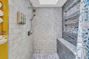 Kernersville Hot Tub  Pool  Arcade Gym Wifi Coffee