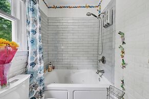 Kernersville Hot Tub  Pool  Arcade Gym Wifi Coffee