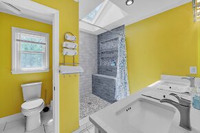 Kernersville Hot Tub  Pool  Arcade Gym Wifi Coffee