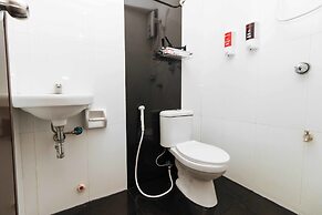 RedDoorz near Bambang Station