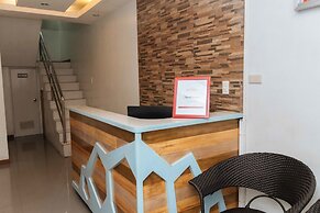 RedDoorz near Bambang Station