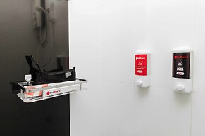 RedDoorz near Bambang Station