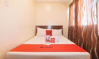 RedDoorz @ Moonwalk Paranaque