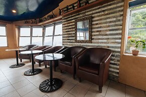 RedDoorz Plus @ The Ridge Tagaytay