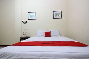 RedDoorz @ Mantrijeron 2