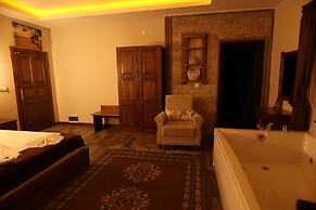 El Nazar Stone Suite