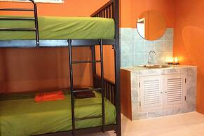 Chill Inn Beach Cafe & Hostel