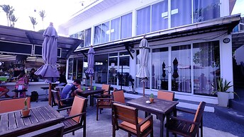 Chill Inn Beach Cafe & Hostel