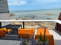 Chill Inn Beach Cafe & Hostel