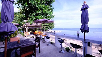 Chill Inn Beach Cafe & Hostel