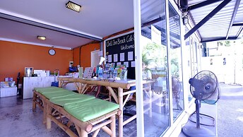 Chill Inn Beach Cafe & Hostel