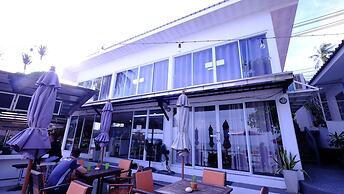 Chill Inn Beach Cafe & Hostel