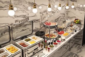 La Clef Champs-Élysées Paris by The Crest Collection