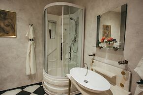 Divná Pani Luxury Gallery Rooms