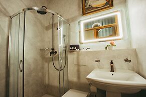 Divná Pani Luxury Gallery Rooms