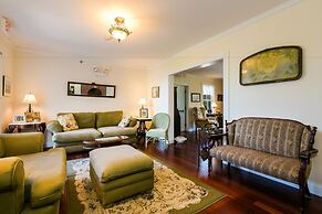 Payne's Harbor View Inn