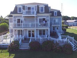 Payne's Harbor View Inn