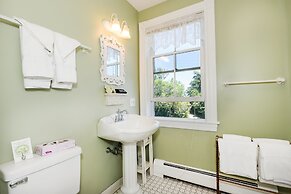 Payne's Harbor View Inn