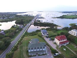 Payne's Harbor View Inn
