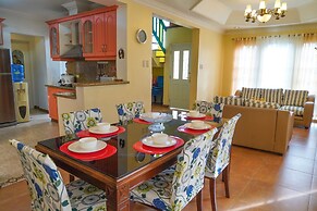 Charming Tagaytay Vacation Home