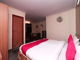 OYO 14931 Hotel Step In