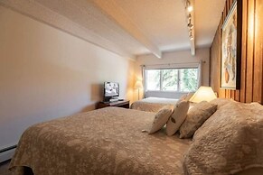 Vail Village condo walking distance to Gondola by RedAwning