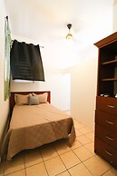 Henry's GuestHouse - Hostel