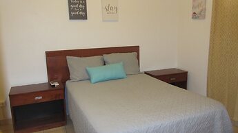 Henry's GuestHouse - Hostel