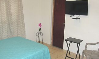 Henry's GuestHouse - Hostel