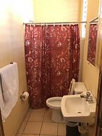 Henry's GuestHouse - Hostel