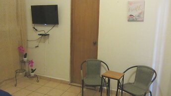 Henry's GuestHouse - Hostel