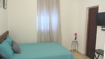 Henry's GuestHouse - Hostel