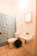 Henry's GuestHouse - Hostel