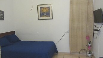 Henry's GuestHouse - Hostel