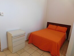 Henry's GuestHouse - Hostel