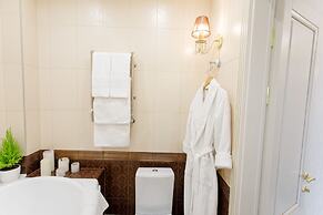 Royal Suite near Lake