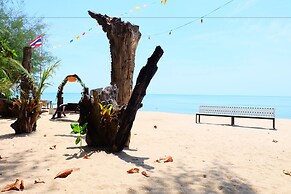 Tharadol Beach Resort