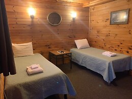 Pine Crest Motel And Cabins