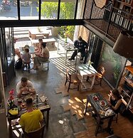 Hobnob Hostel - Adults Only