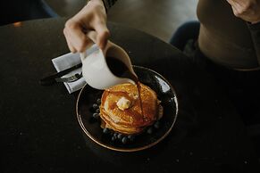 The Oaklander Hotel, Autograph Collection