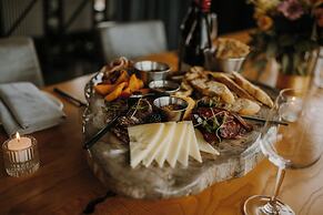 The Oaklander Hotel, Autograph Collection