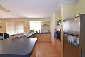 Redcliff Home Close to City & Airport