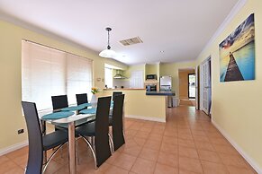 Redcliff Home Close to City & Airport