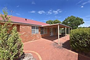 Redcliff Home Close to City & Airport