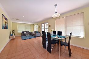 Redcliff Home Close to City & Airport