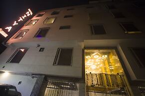 Staybook Hotel Nitya Maharani